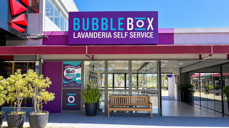 Fachada da Bubble Box Lavanderia Self Service em Jacareí, com letreiro roxo, no Pátio GV